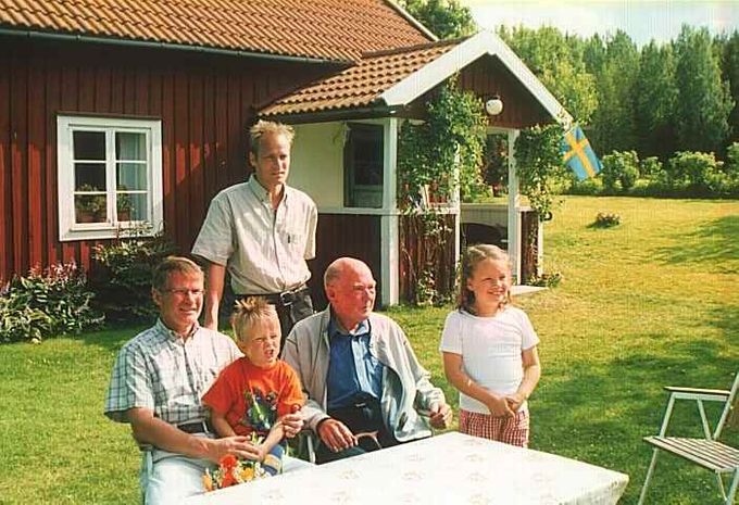 Fyra generationer Törnqvist på Hult 1997.
Fr.v. Bo med Hampus i knät, Geir, Sune och Malin