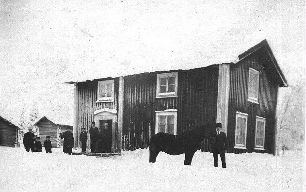 Gamla huset på Åkerheden. Brann ner på 1920-talet. Huset låg ca 10 m norr om nuvarande bostadshus på Åkerheden 1:7.