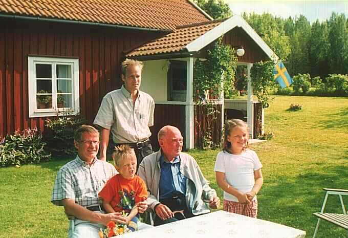 Fyra generationer Törnqvist på Hult 1998.
Fån vänster Bo med Hampus i knät, Geir, Sune och Main.