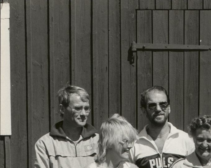 Familjen Törnqvist på Hult år 1981?. Från vänster Bo, Eva, Ulf, mor Iris, Tom, Maud och far Sune.