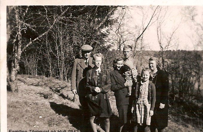 Törnqvist på Hult år 1942.
Från vänster Erik Törnqvist, dotter Margit, Iris gift med Sune med dotter Maud i famnen, son Sune Törnqvist, dotter Birgit och mor Stina/Kristina.